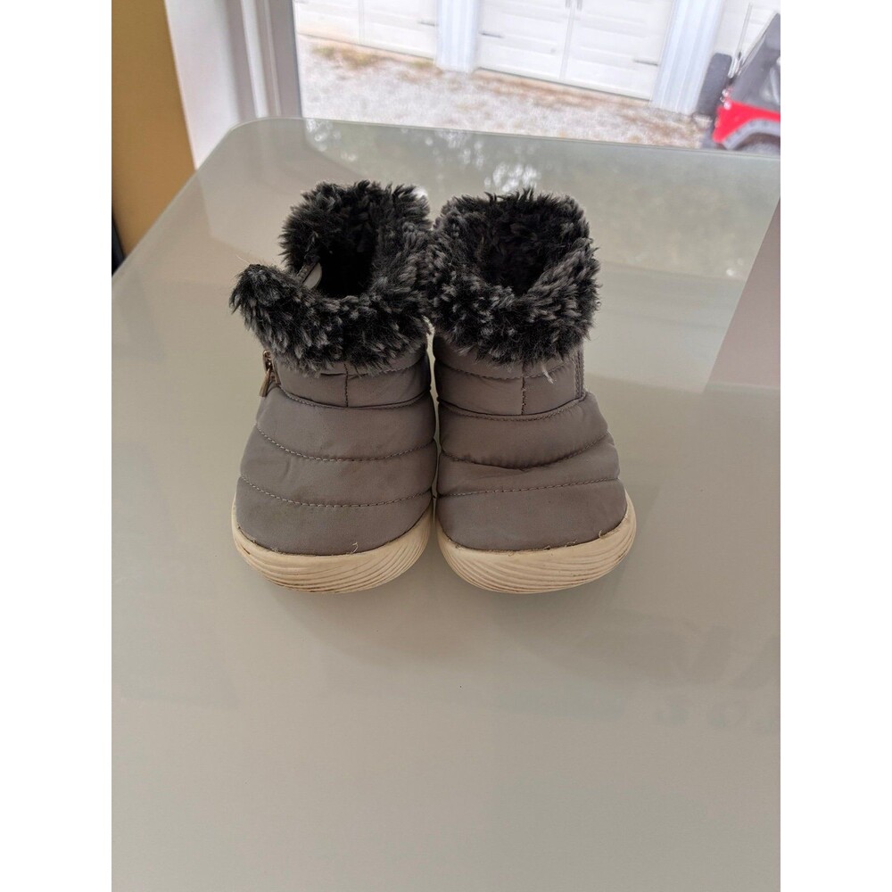 Gray Faux-Fur Puffer Toddler Boots – EU Size 19
Cute and cozy